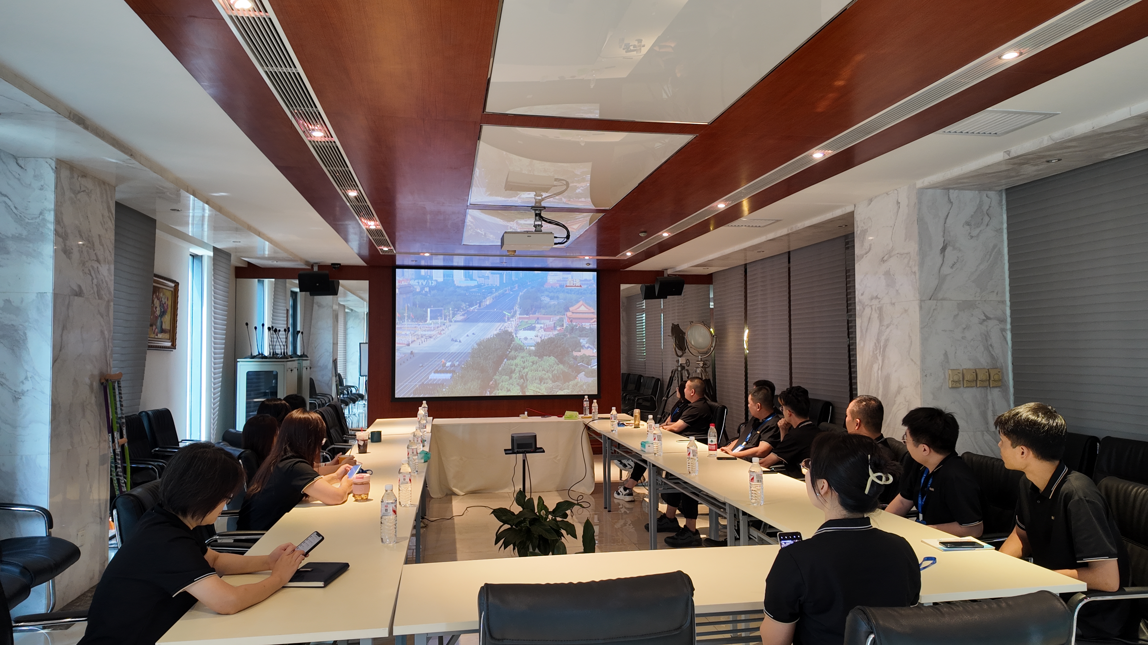 松山科技全员观看抗战胜利80周年阅兵直播 共抒爱国情怀